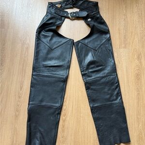 MEN'S BLACK HARLEY DAVIDSON LEATHER CHAPS-SIZE MEDIUM-MADE IN THE USA